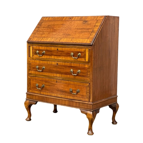 149 - A vintage Georgian style Walnut writing bureau. 74.5x43.5x101cm