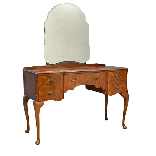 198 - A vintage mahogany dressing table on Queen Anne legs. 118x51x157cm