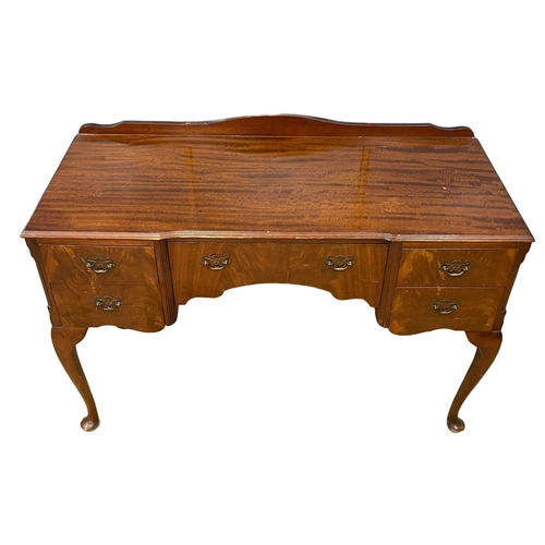 198 - A vintage mahogany dressing table on Queen Anne legs. 118x51x157cm