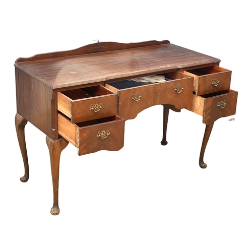 199 - A vintage mahogany dressing table on Queen Anne legs. 118x51x158cm