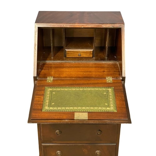 195L - A Georgian style mahogany writing bureau with 4 drawers. 54x42x104cn