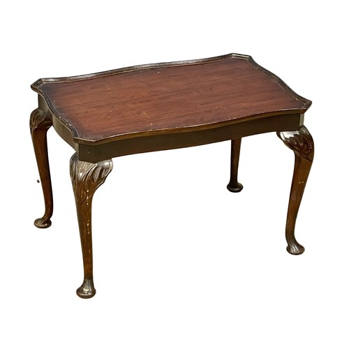 141 - A vintage mahogany occasional table on Queen Anne legs. 62x41x42cm