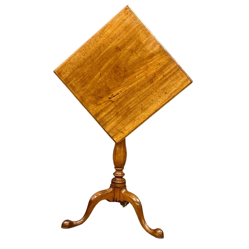 1078 - A Victorian mahogany tilt top pedestal table. 45x46x68.5cm