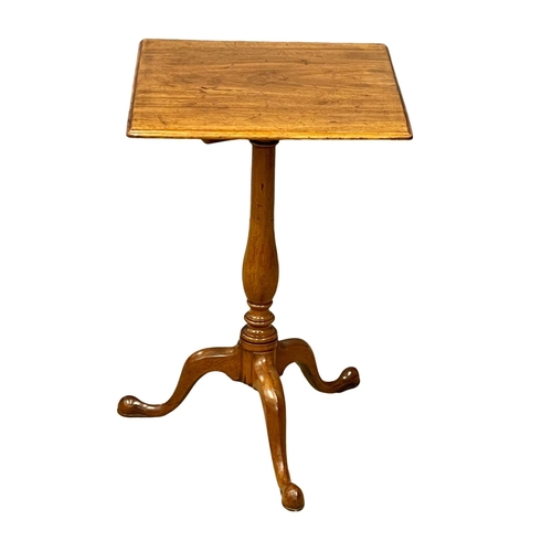 1078 - A Victorian mahogany tilt top pedestal table. 45x46x68.5cm