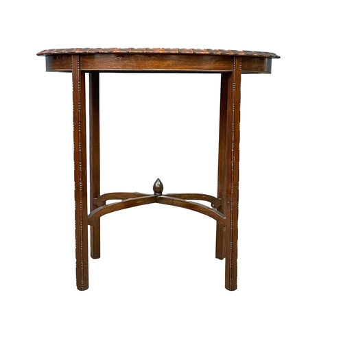 1087 - An Edwardian mahogany windows table. 76x53x72cm