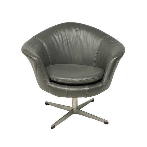 1111 - A vintage Arne Jacobsen style leather swivel egg chair on chrome base.