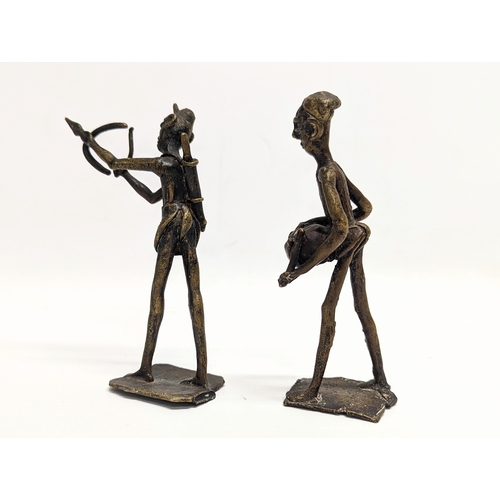 216 - A pair of bronze tribal figures. 14cm