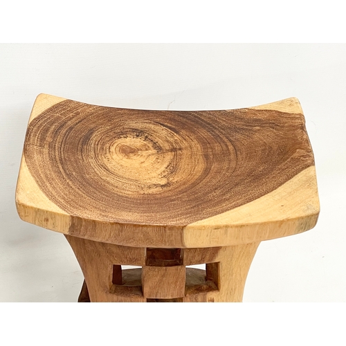 15 - An Ashanti stool. Ghana. 32.5x21x33cm