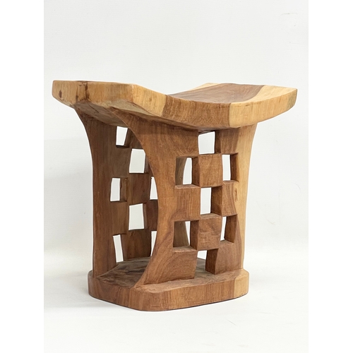 15 - An Ashanti stool. Ghana. 32.5x21x33cm