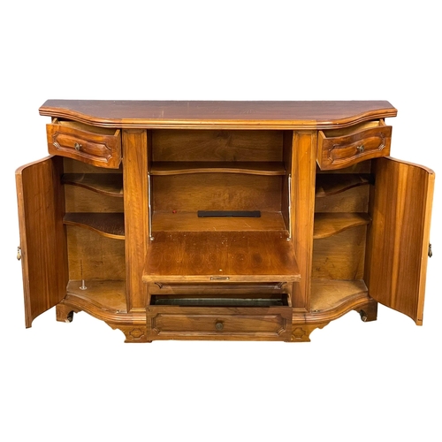 235 - A mahogany serpentine front sideboard. 151x40.5x98.5cm