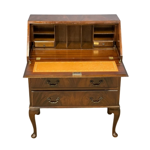 125 - A vintage Georgian style mahogany writing bureau. 75x43x100.5cm