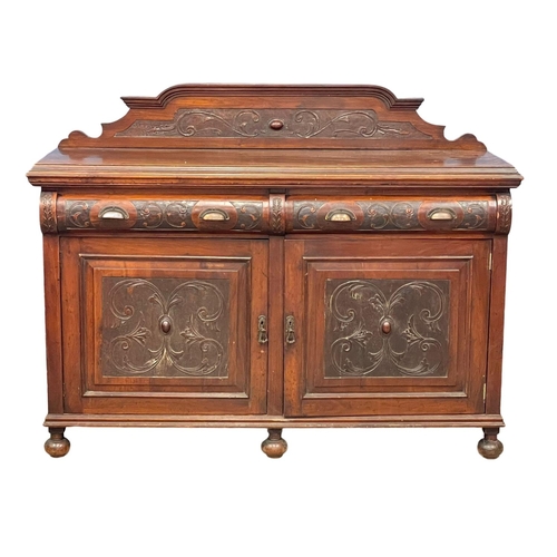 158 - A late Victorian walnut sideboard. Circa 1890. 153x49x120cm