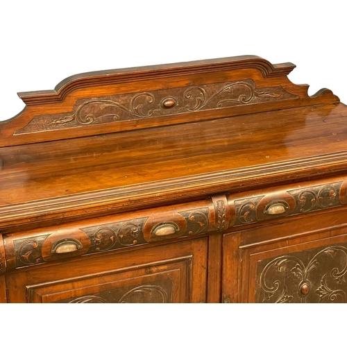 158 - A late Victorian walnut sideboard. Circa 1890. 153x49x120cm