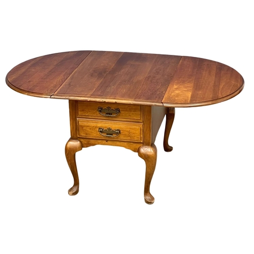 98 - A vintage Thomasville Furniture drop leaf end table with drawer. Closed 56x72x58cm.