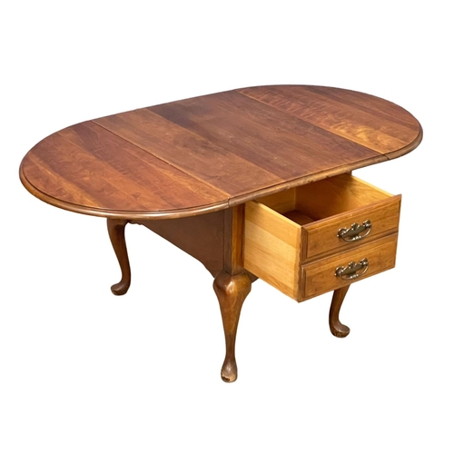 98 - A vintage Thomasville Furniture drop leaf end table with drawer. Closed 56x72x58cm.