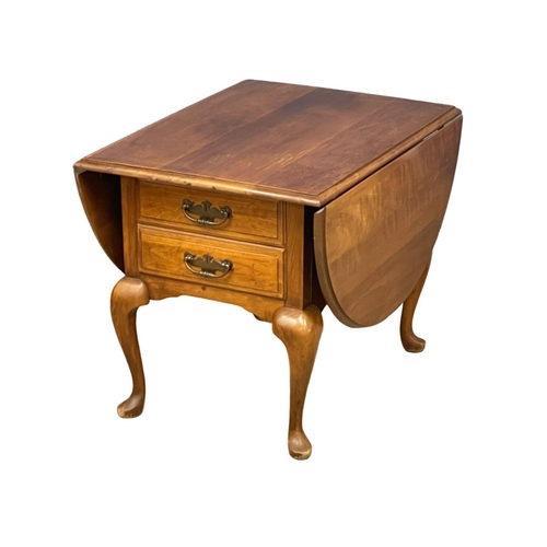 98 - A vintage Thomasville Furniture drop leaf end table with drawer. Closed 56x72x58cm.