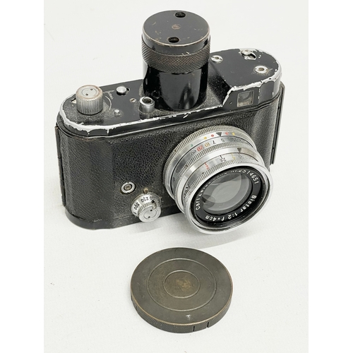 430 - A rare Robot Luftwaffen Eigentum camera in case. 1939-1945.