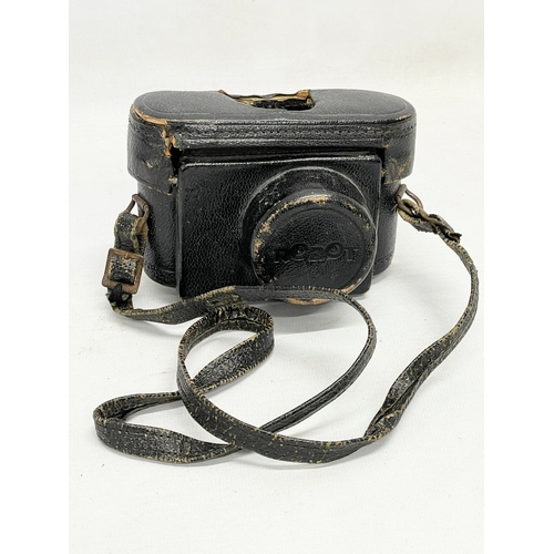 430 - A rare Robot Luftwaffen Eigentum camera in case. 1939-1945.