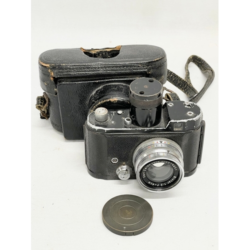 430 - A rare Robot Luftwaffen Eigentum camera in case. 1939-1945.