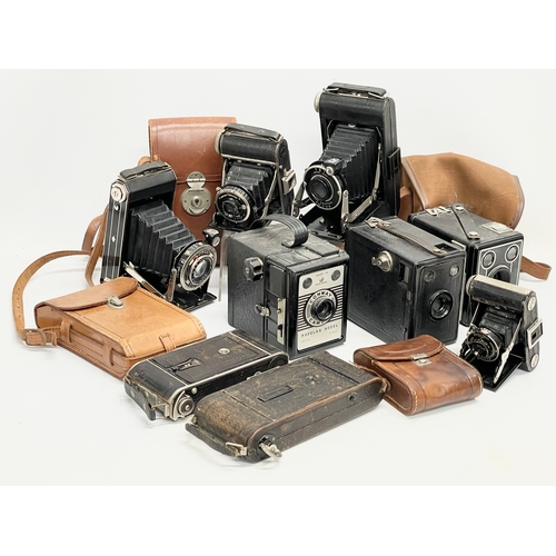 436 - A quantity of vintage folding cameras and brownies. Some with cases. A Kodak Six-20 folding camera i... 