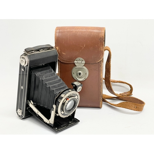 436 - A quantity of vintage folding cameras and brownies. Some with cases. A Kodak Six-20 folding camera i... 