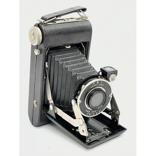 436 - A quantity of vintage folding cameras and brownies. Some with cases. A Kodak Six-20 folding camera i... 