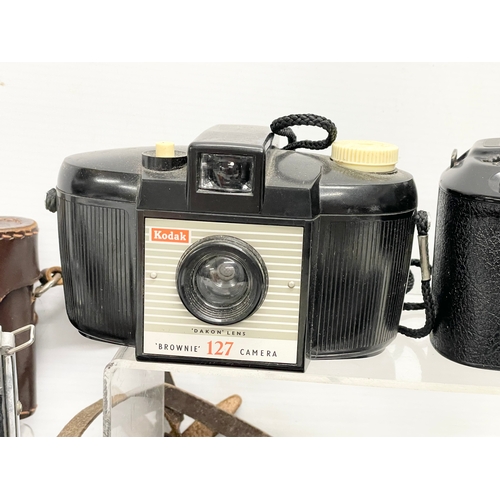 437 - A collection of vintage cameras. A Rolleiflex SL35 M camera in case. A Voigtlander Vitoret camera in... 