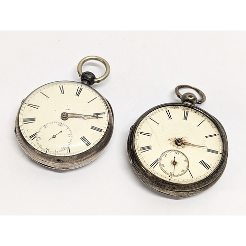 727 - A large silver pocket watch, London 1915 with other silver pocket watch (no glass).