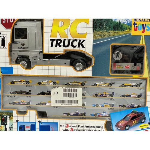 543 - A Renault Toys RC Truck in box. Box measures 52x42x14.5cm