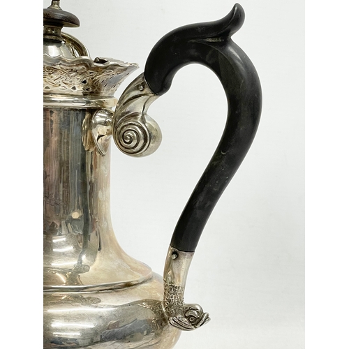 749 - A large ornate Irish silver jug. Dublin 1925. 805 grams. 19x23cm