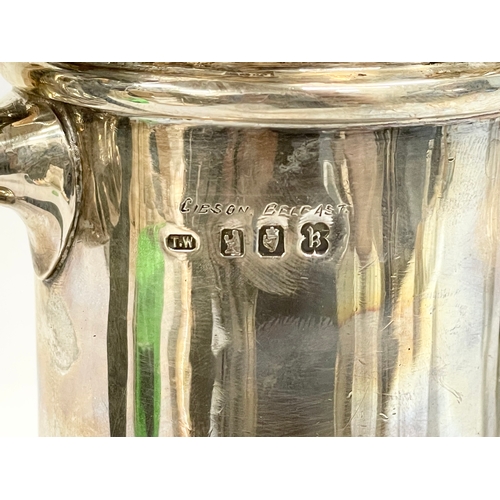 749 - A large ornate Irish silver jug. Dublin 1925. 805 grams. 19x23cm