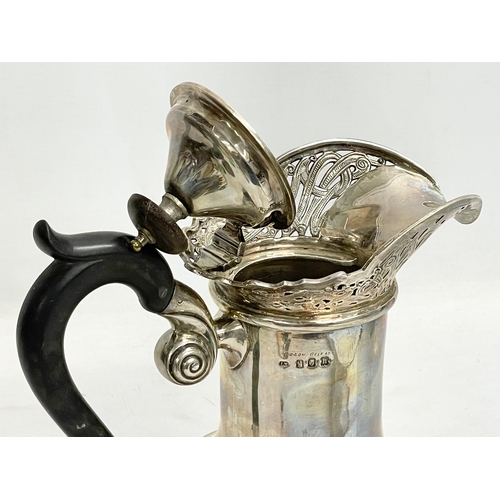 749 - A large ornate Irish silver jug. Dublin 1925. 805 grams. 19x23cm