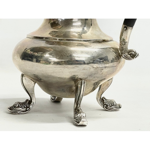 749 - A large ornate Irish silver jug. Dublin 1925. 805 grams. 19x23cm