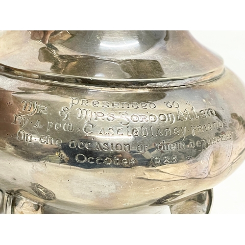 749 - A large ornate Irish silver jug. Dublin 1925. 805 grams. 19x23cm