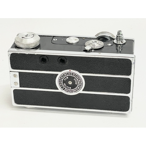 564 - An Argus C3 ‘The Brick’ Rangefinder camera with case.