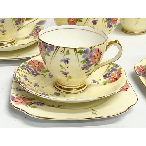 641 - A vintage 21 piece Roslyn China Art Deco tea set.