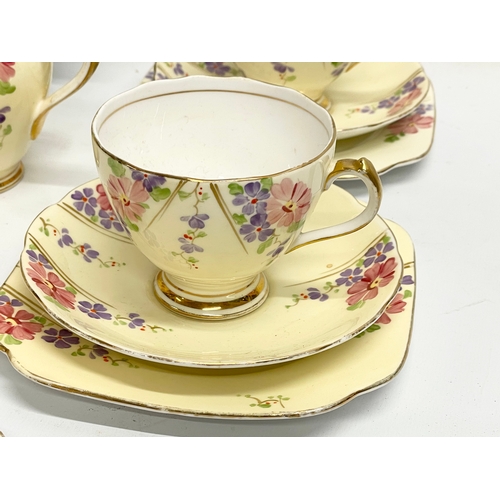 641 - A vintage 21 piece Roslyn China Art Deco tea set.