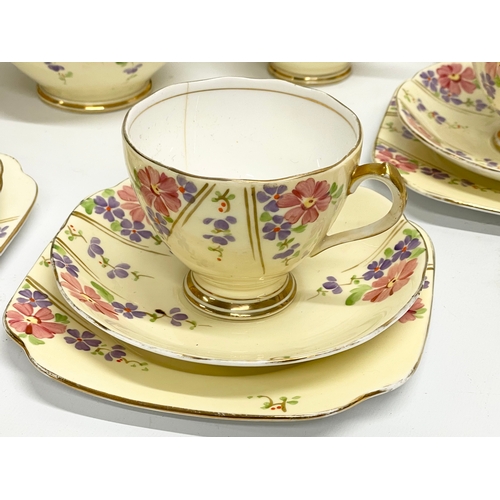 641 - A vintage 21 piece Roslyn China Art Deco tea set.