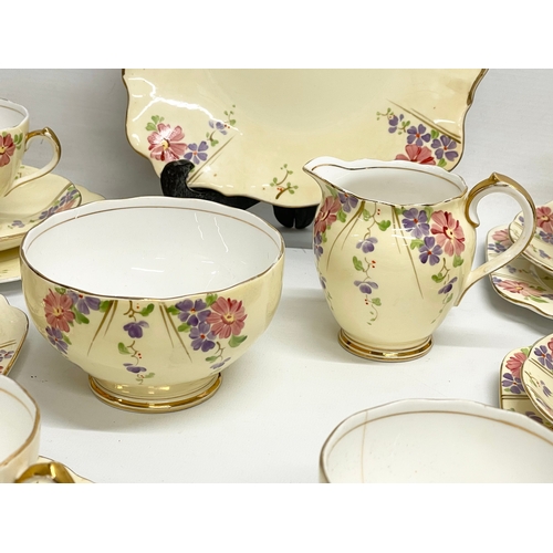 641 - A vintage 21 piece Roslyn China Art Deco tea set.