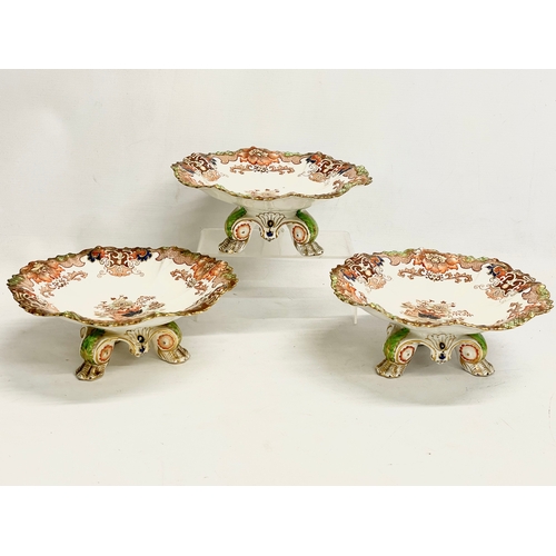 627 - 17 pieces of late 19th century porcelain dinnerware by Samuel Radford. Circa 1891-1913. 5 comports a... 