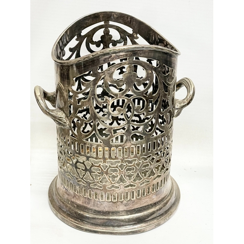 673 - A quantity of 19th century and 20th century silver plate.