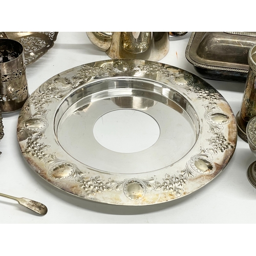 673 - A quantity of 19th century and 20th century silver plate.