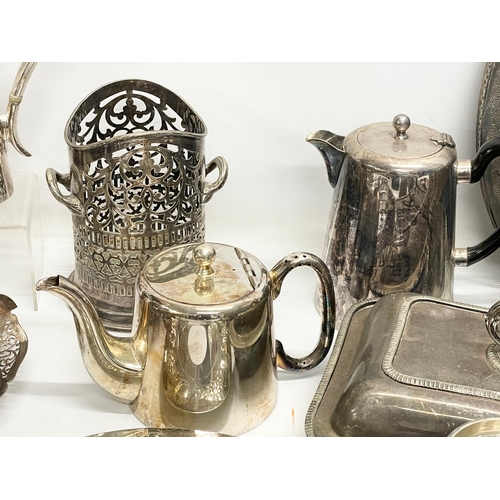 673 - A quantity of 19th century and 20th century silver plate.