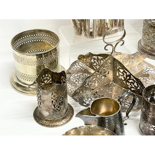 673 - A quantity of 19th century and 20th century silver plate.