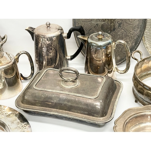 673 - A quantity of 19th century and 20th century silver plate.