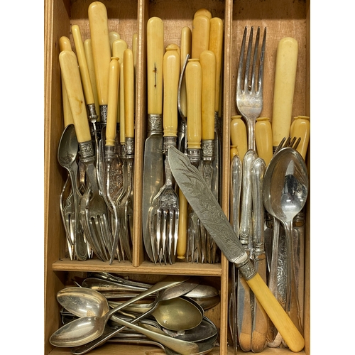 674 - A quantity of good quality 19th and 20th century silver plated cutlery.