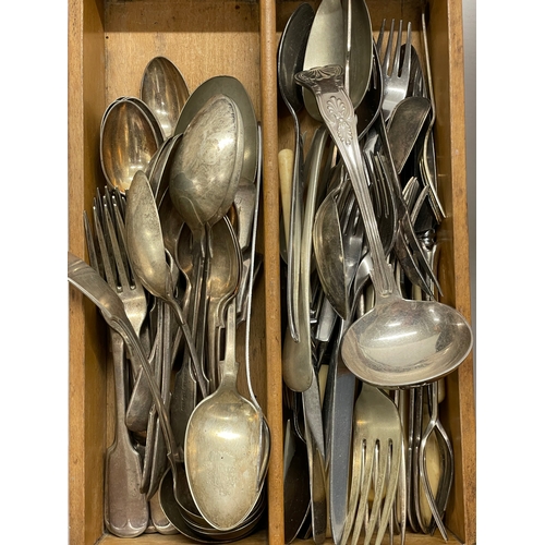 674 - A quantity of good quality 19th and 20th century silver plated cutlery.