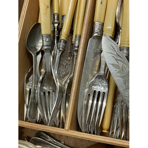 674 - A quantity of good quality 19th and 20th century silver plated cutlery.