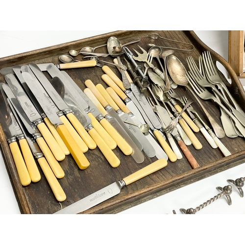 674 - A quantity of good quality 19th and 20th century silver plated cutlery.