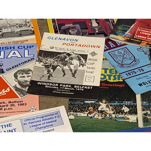 585L - A quantity of 1950s, 60s, 70s, 80s, and modern football pamphlets